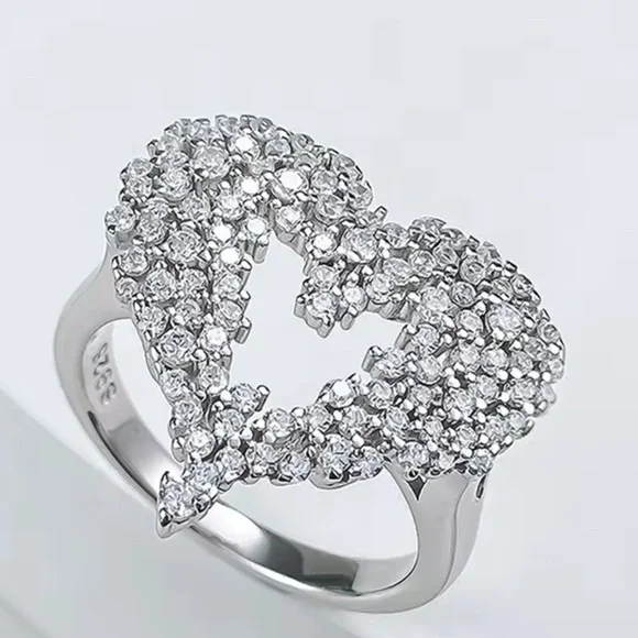 18k 1.5ct Heart Ring - Picture 3 of 12